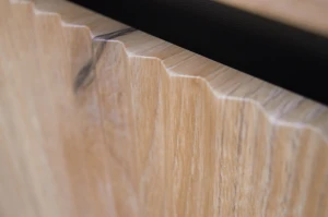 Szafka RTV z ryflowanymi frontami Yukashi 2S T312 dąb evoke