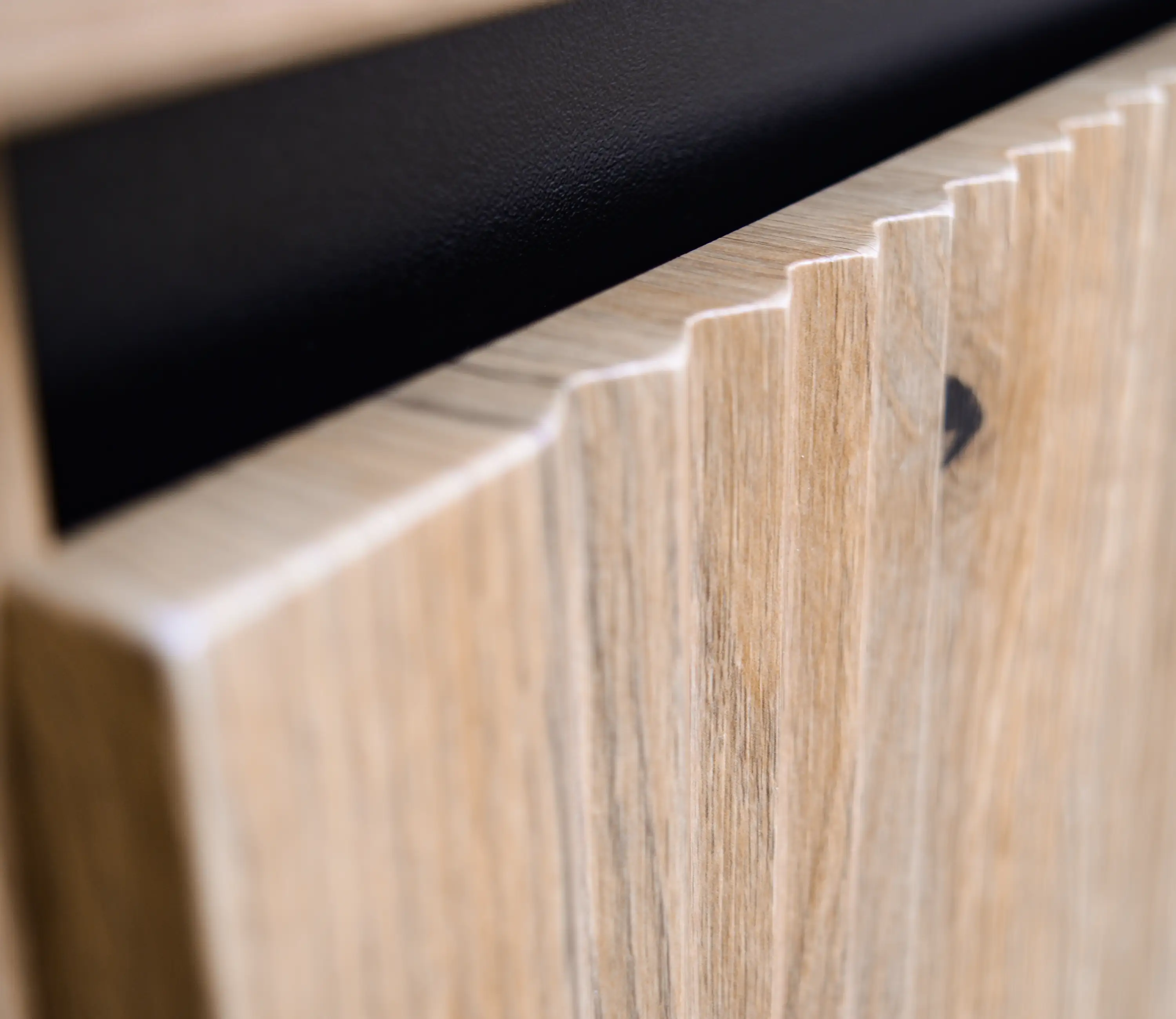 Szafka RTV z ryflowanymi frontami Yukashi 2S T312 dąb evoke